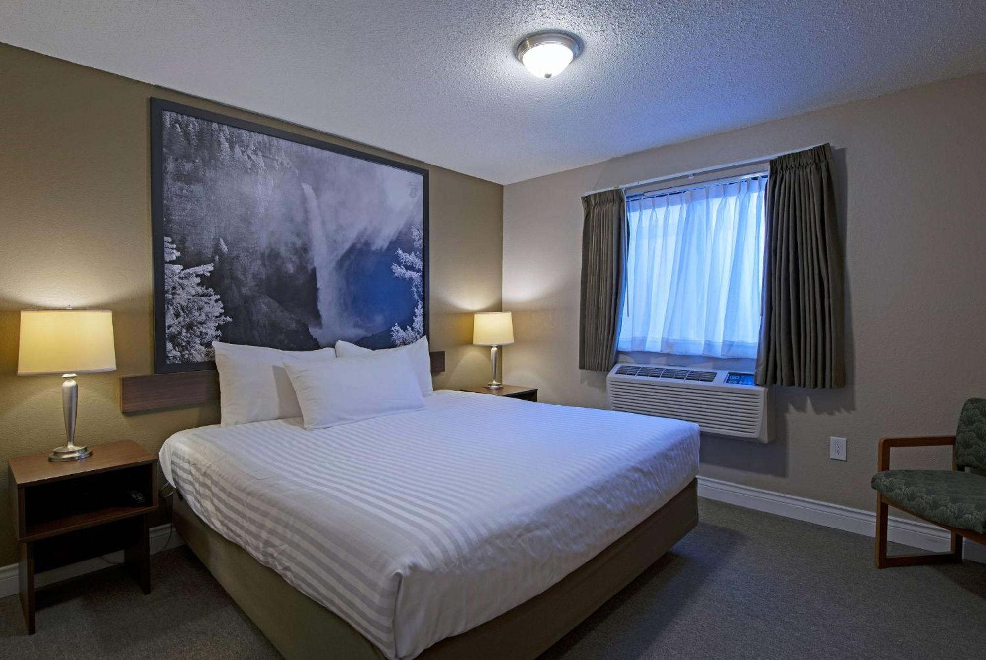 Super 8 By Wyndham Kamloops On The Hill Otel Dış mekan fotoğraf
