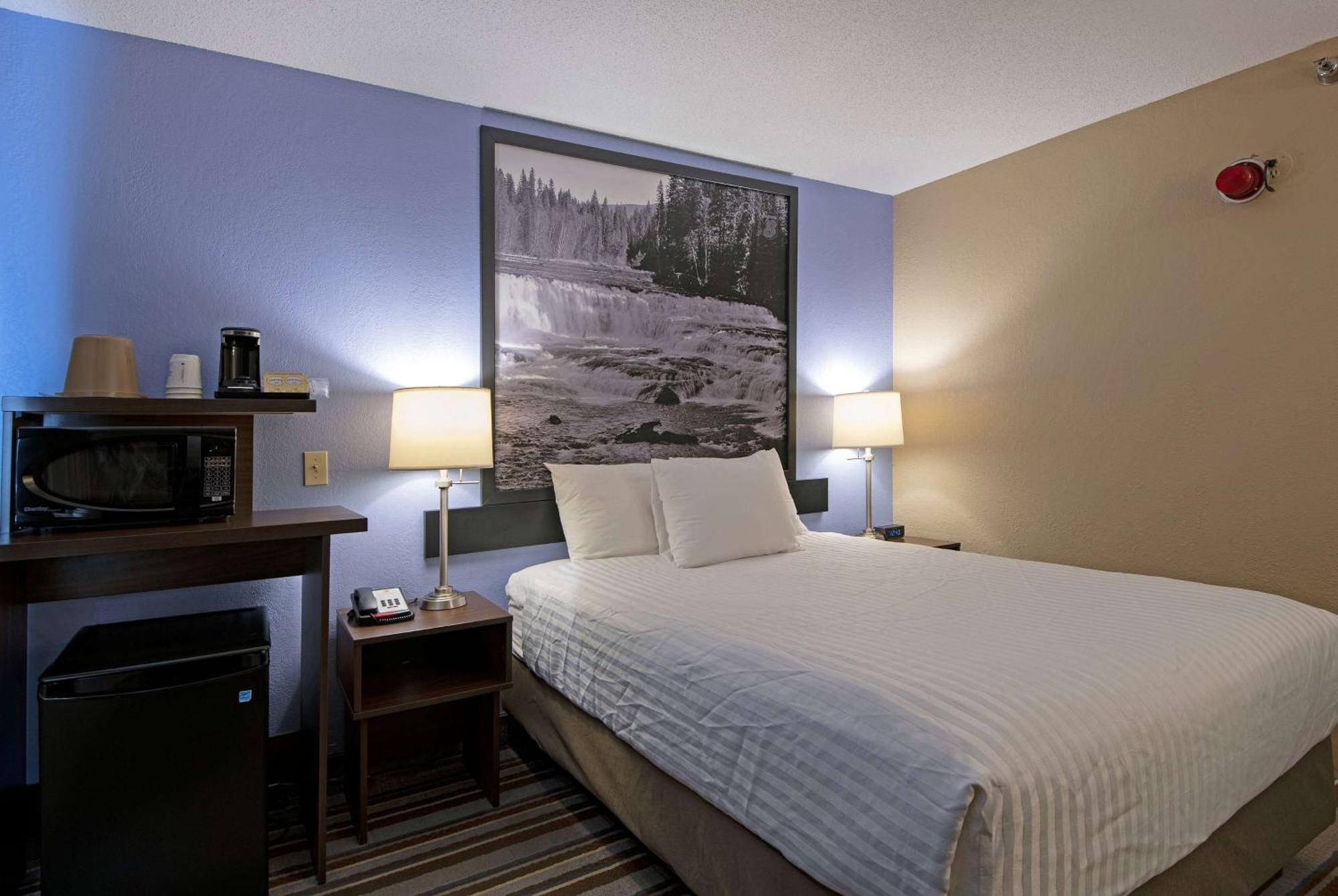 Super 8 By Wyndham Kamloops On The Hill Otel Dış mekan fotoğraf