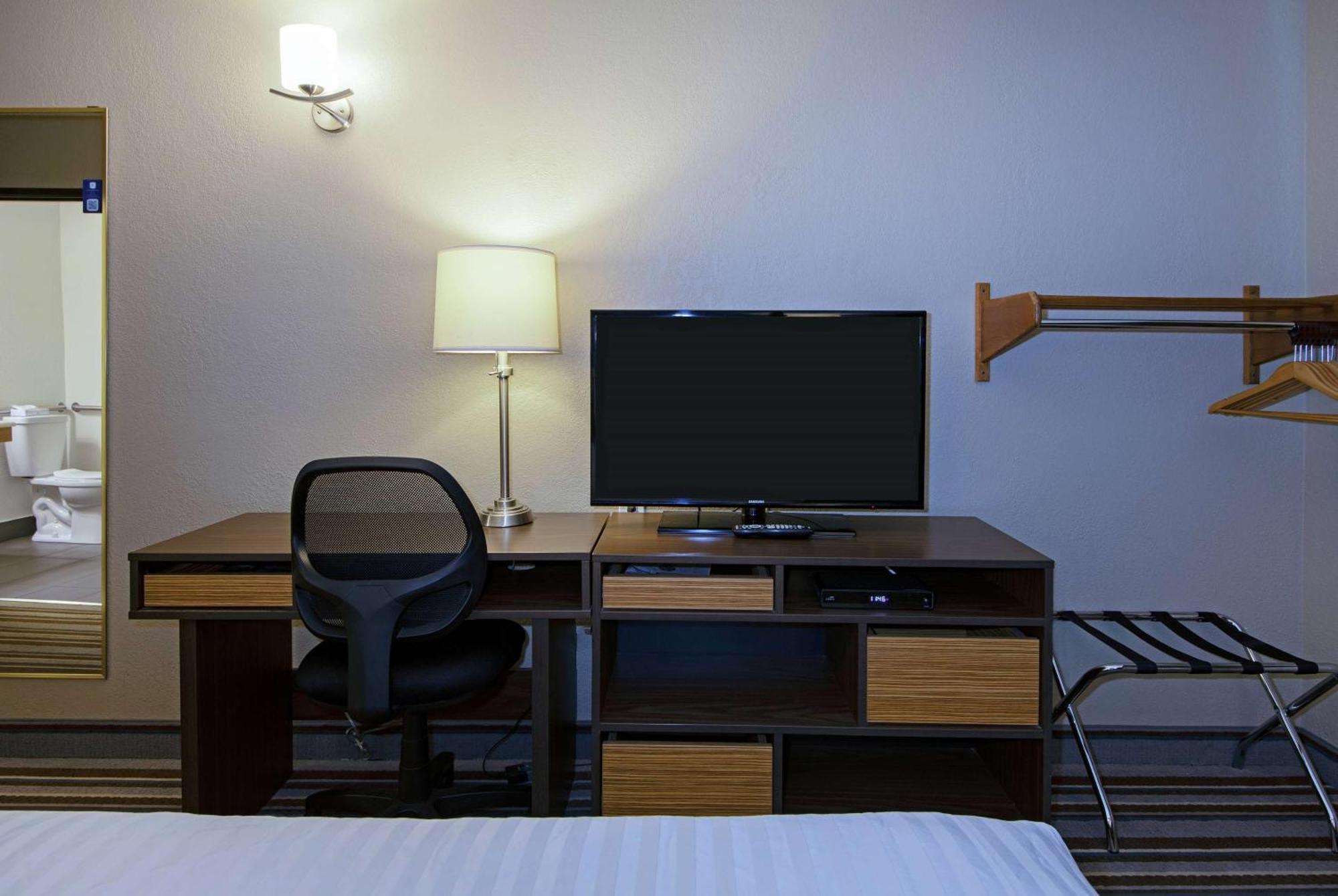 Super 8 By Wyndham Kamloops On The Hill Otel Dış mekan fotoğraf