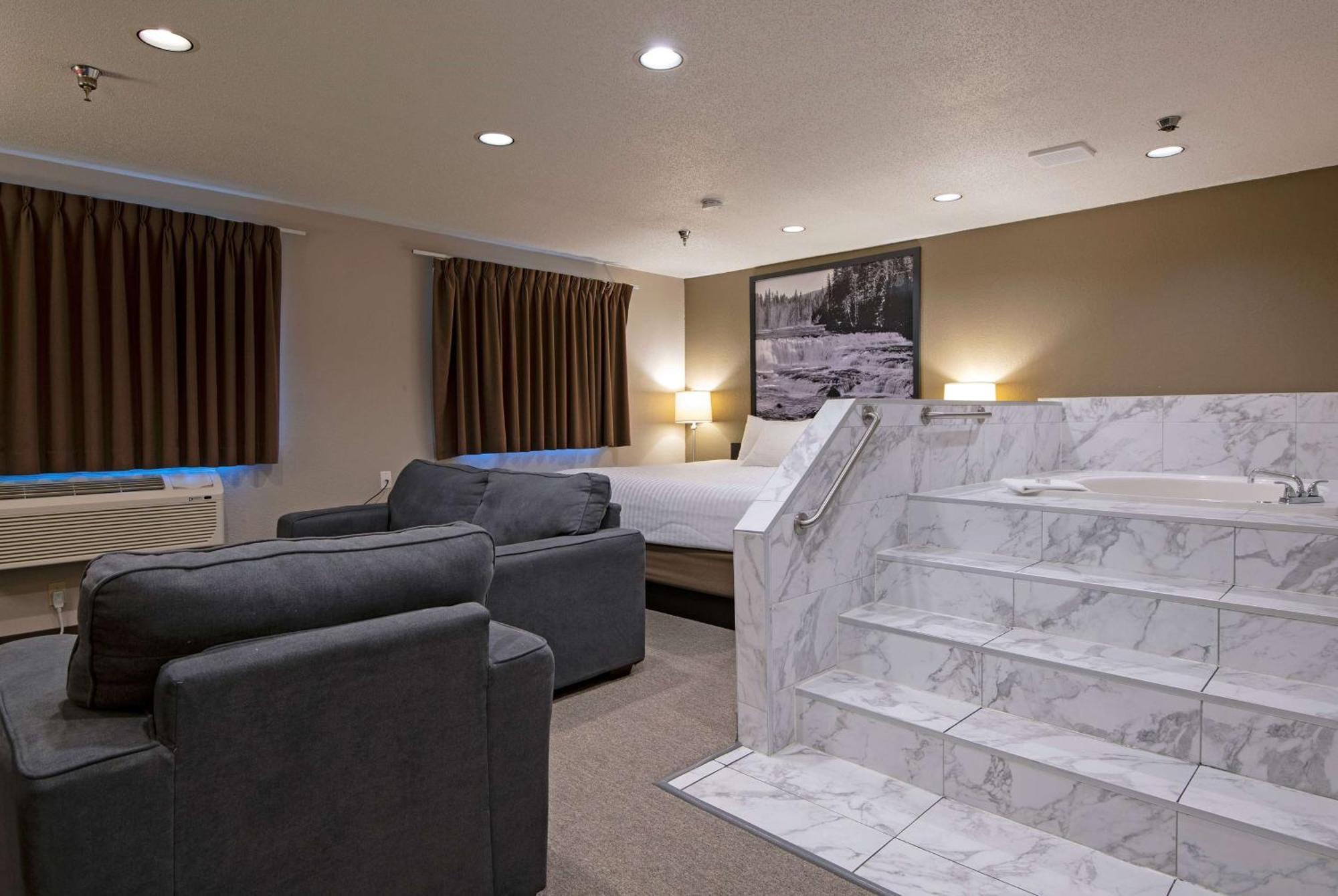 Super 8 By Wyndham Kamloops On The Hill Otel Dış mekan fotoğraf