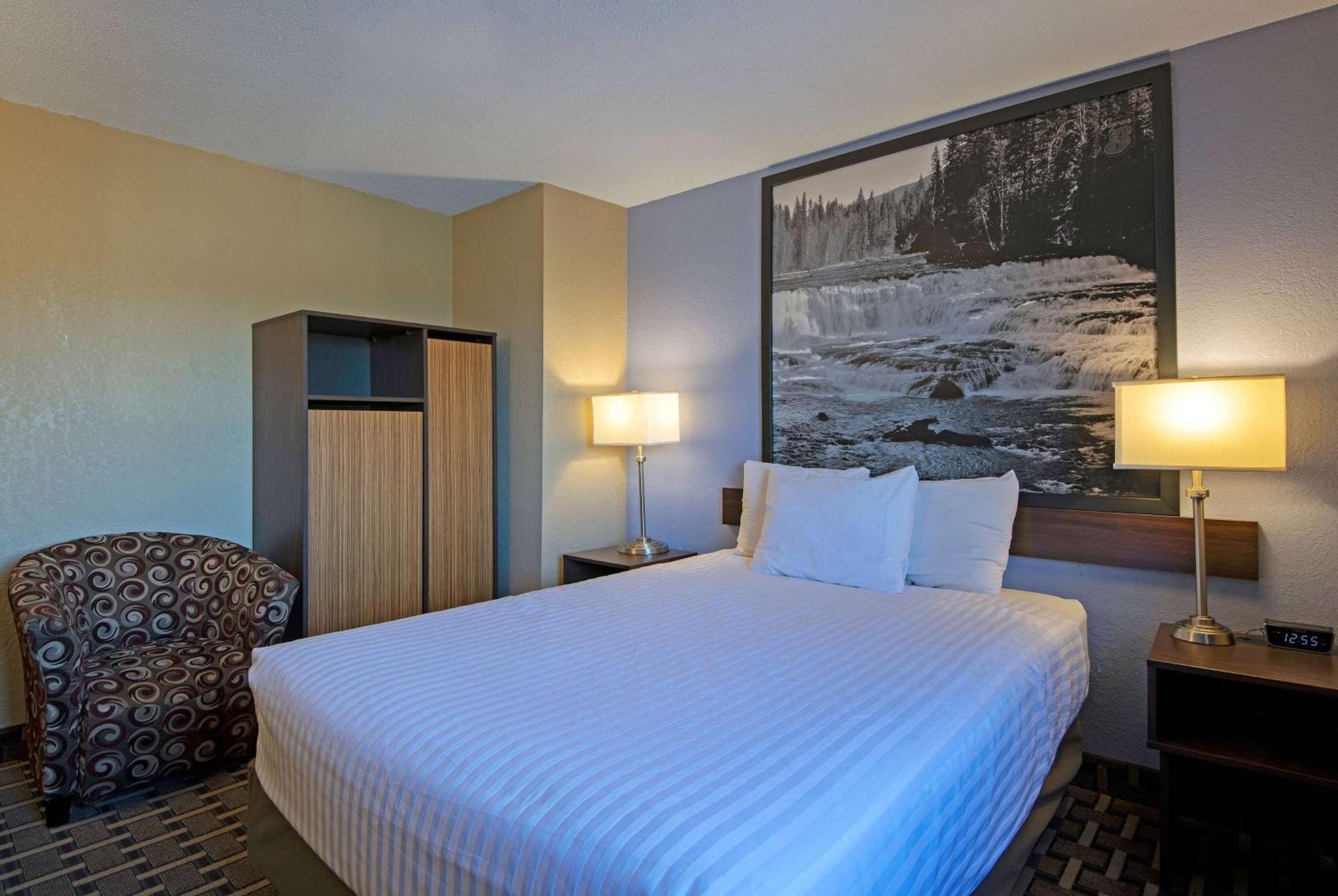 Super 8 By Wyndham Kamloops On The Hill Otel Dış mekan fotoğraf