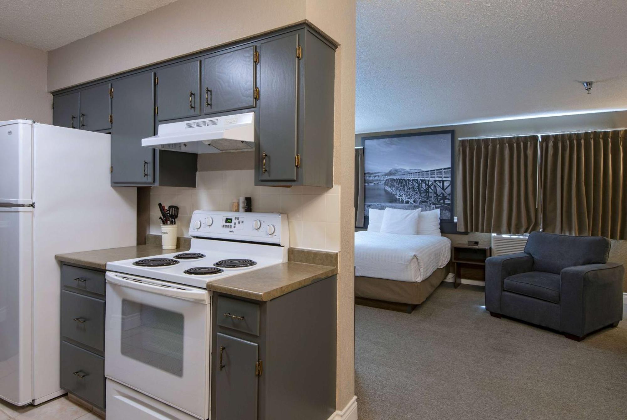 Super 8 By Wyndham Kamloops On The Hill Otel Dış mekan fotoğraf